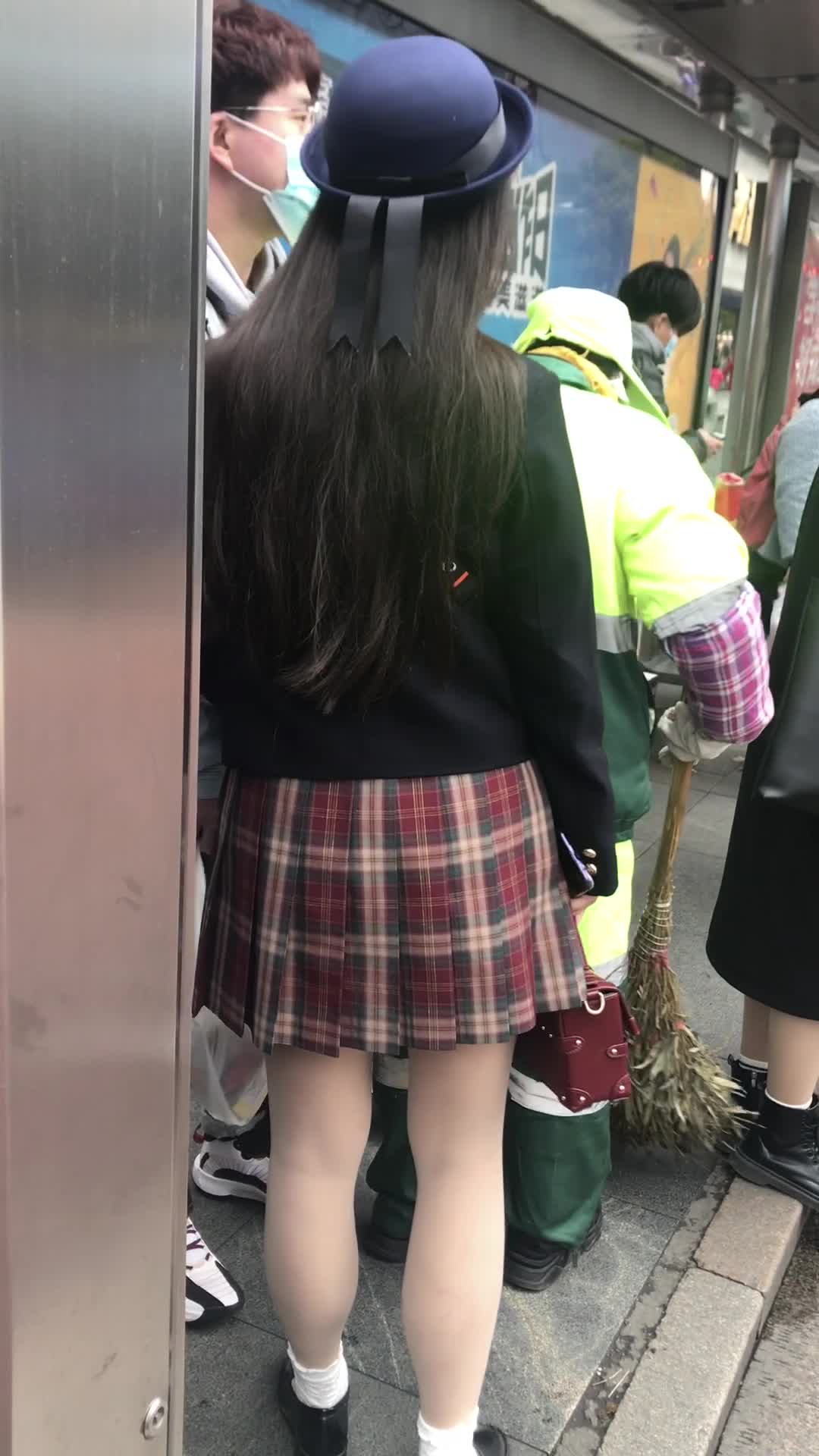 2048.vip-推荐【格子裙肉丝学生妹】车站遇到短裙靓女，跟男友亲亲，骚逼痒了吧，必须当龟男的面开灯抄底，原档无水