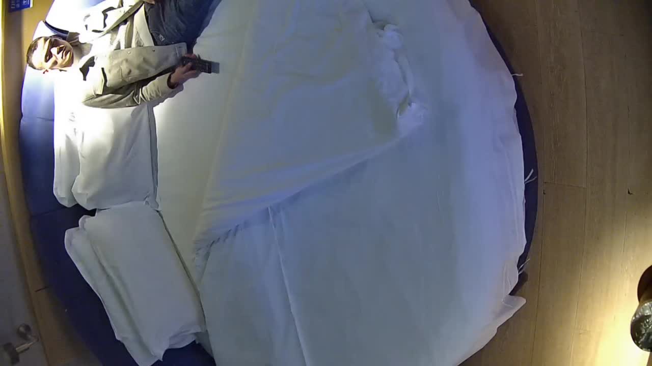 2048.vip-情趣台 11-19 大哥带媳妇儿开房 媳妇儿富态有气质 大哥刚出招 媳妇儿跟着默契配合 最后还内射了