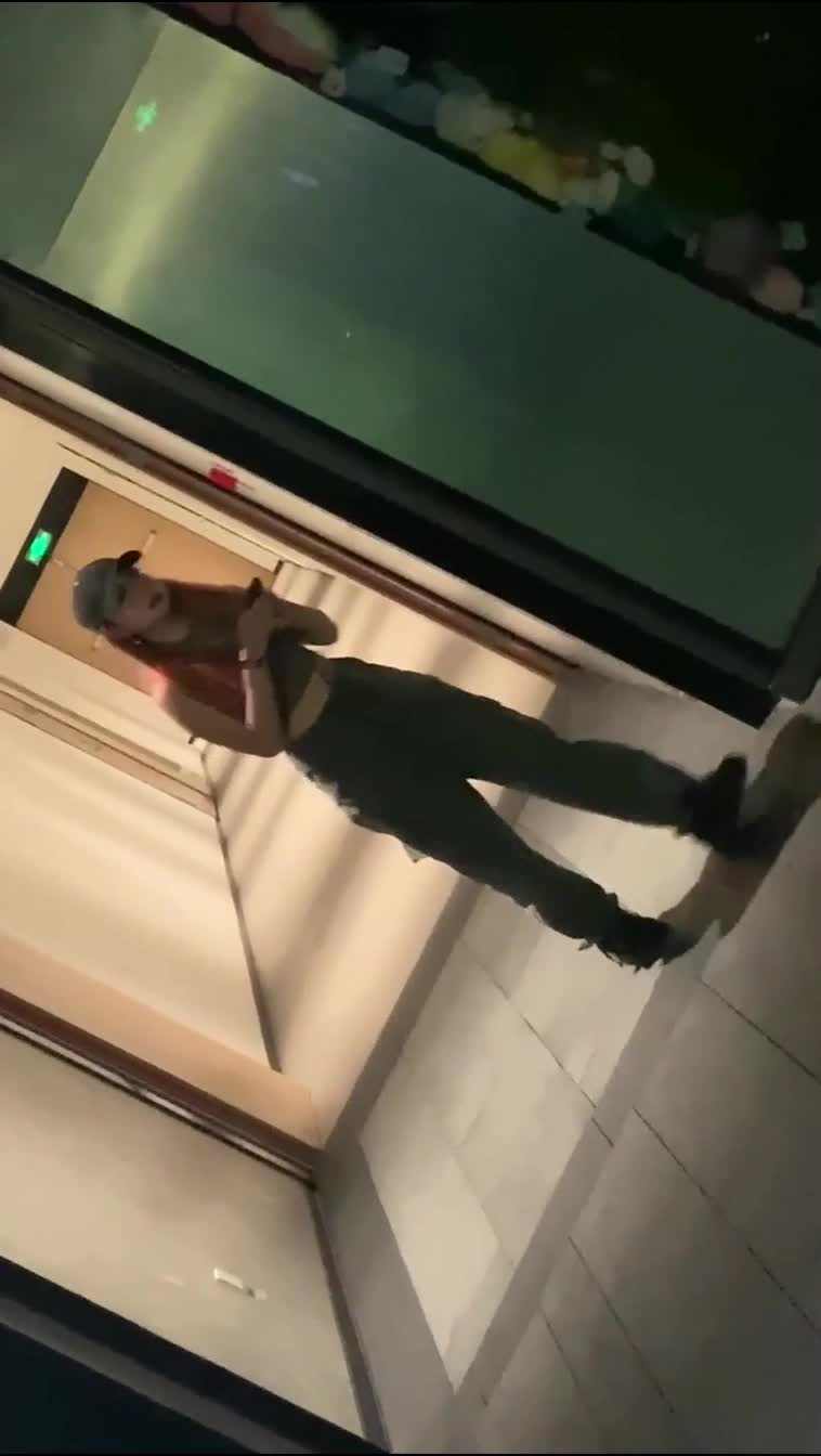 2048.vip-大神潜入酒店女厕全景偷拍多位高颜值美女 各种极品嫩鲍鱼