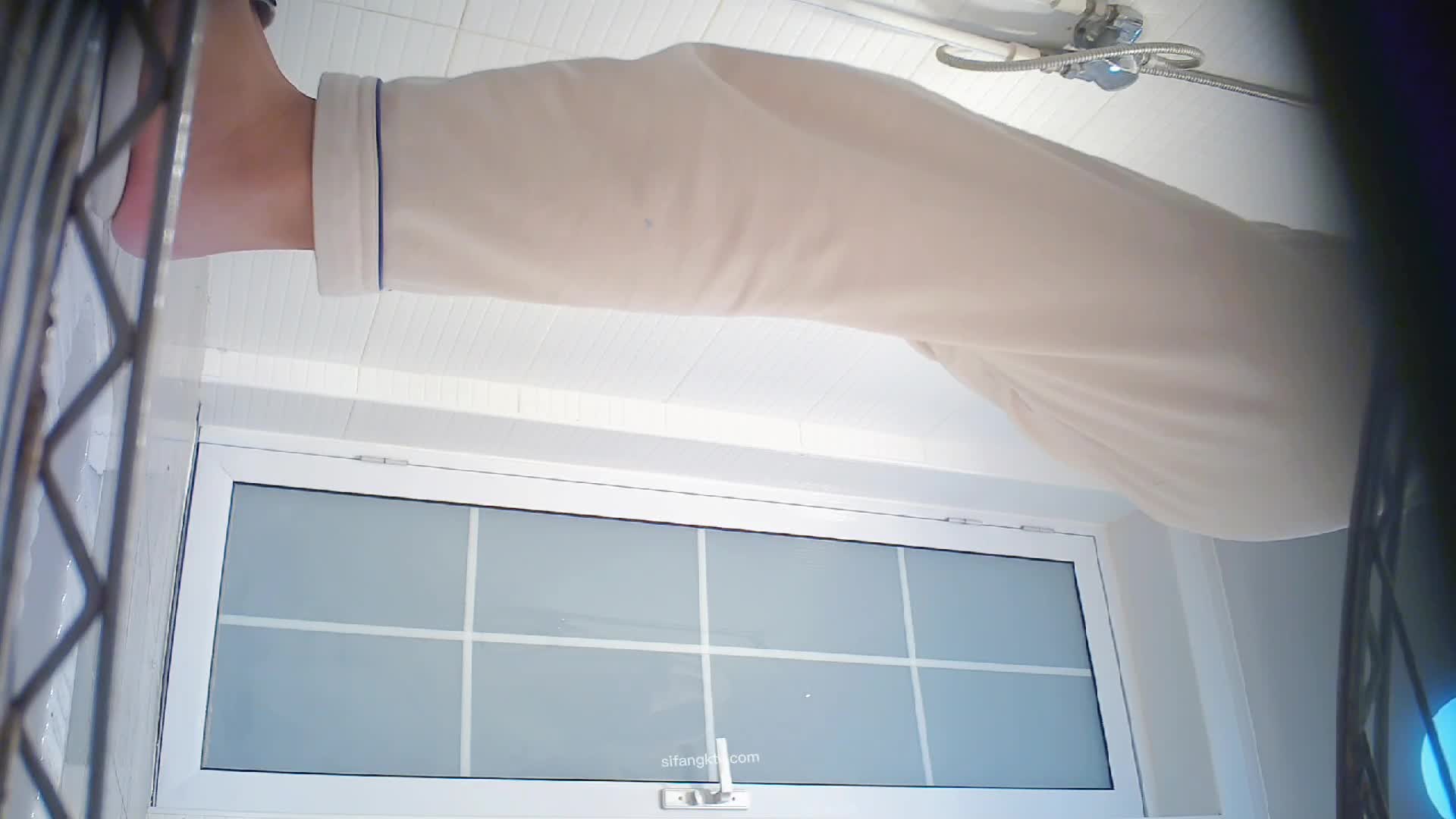 2048.hk@@邪恶的房东暗藏摄像头偷拍丰满的少妇洗澡