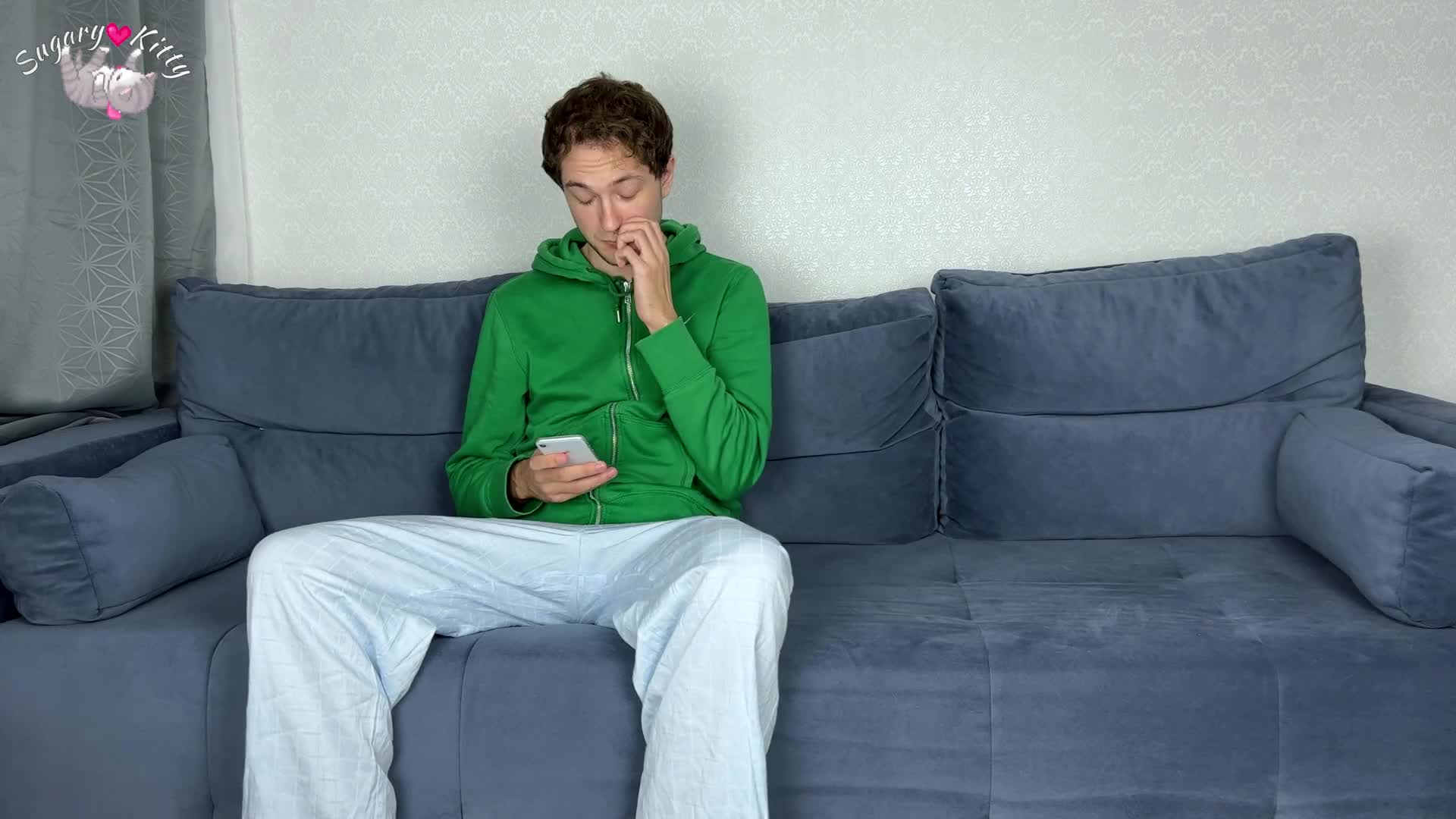 2048.hk@100-继妹在继兄面前掉苹果，他无法抗拒 - 相互打手枪高潮