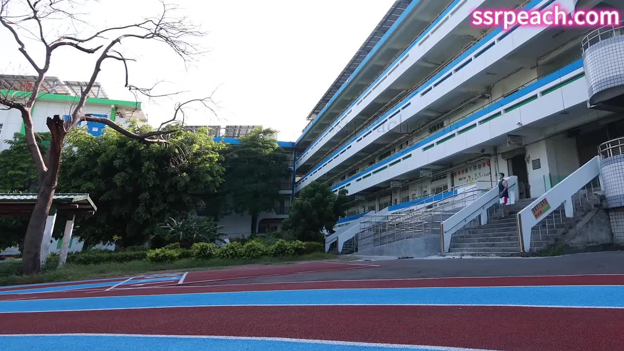 2048.vip-顶级超美亚洲臀后-ssrpeach-女学生在操场跑步时抽筋被体育老师带到保健室按摩,按着按着就被脱下运动裤猛操