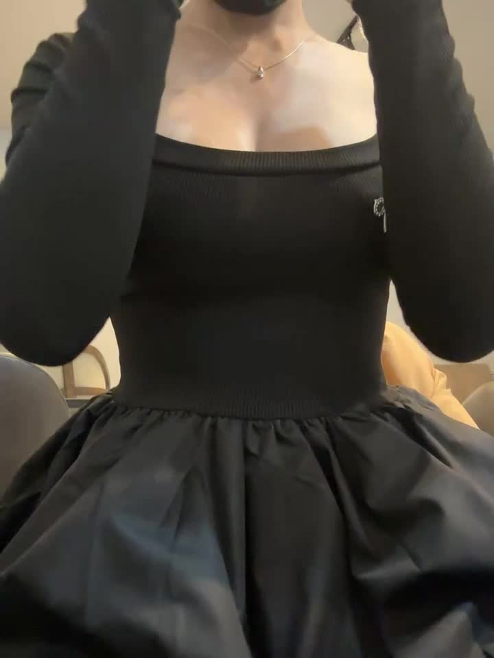 2048.vip-精品推荐 【户外露出】【eira2004】户外公共场所跳蛋发骚，餐厅逼塞跳蛋露出自慰（第二季