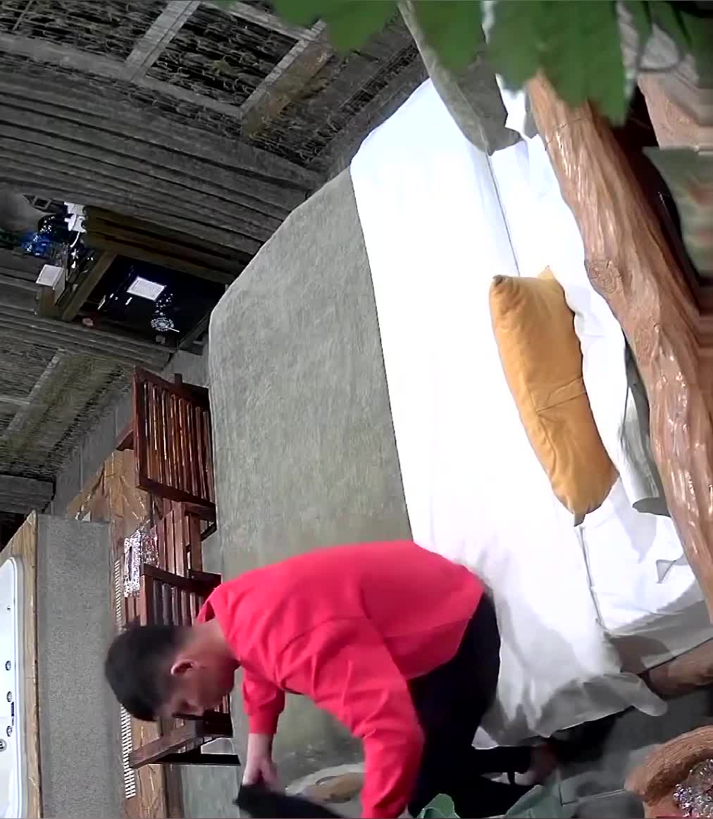 2048.vip-酒店摄像头破解》中年大叔酒店约炮身材火爆的美女同事 各种姿势疯狂插插插