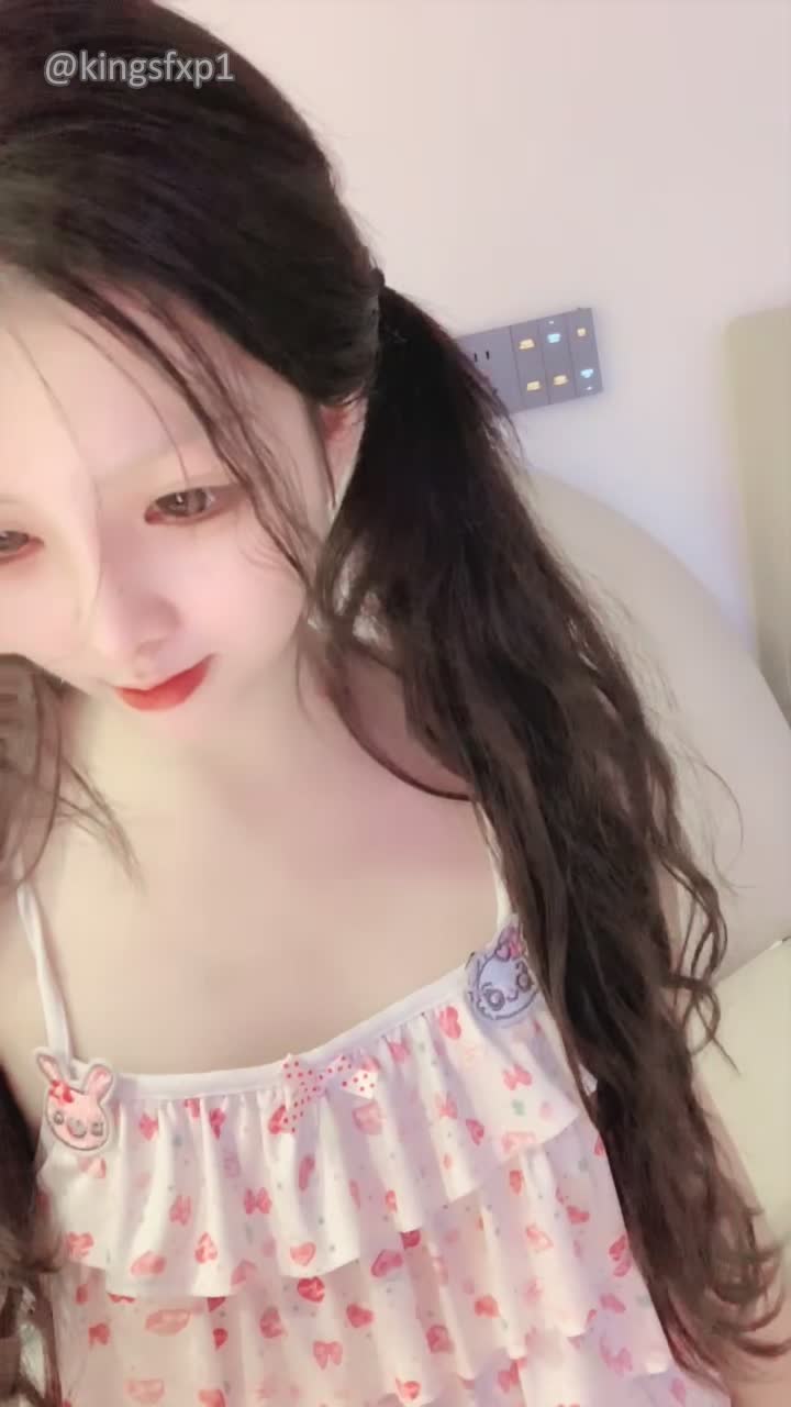 2048.vip-1点萝】 纯天然白虎学妹 粉乳粉穴 道具抽插骚穴浪叫呻吟表情销魂 美到让你鸡巴翘起 无法表达的美