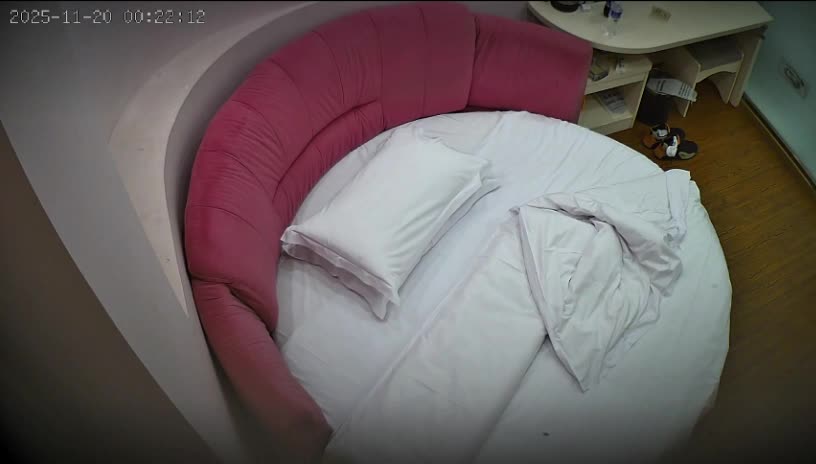 2048.vip-11-20流出酒店偷拍 老哥出差无聊半夜叫个颜值还可以的小姐上门泄泄火