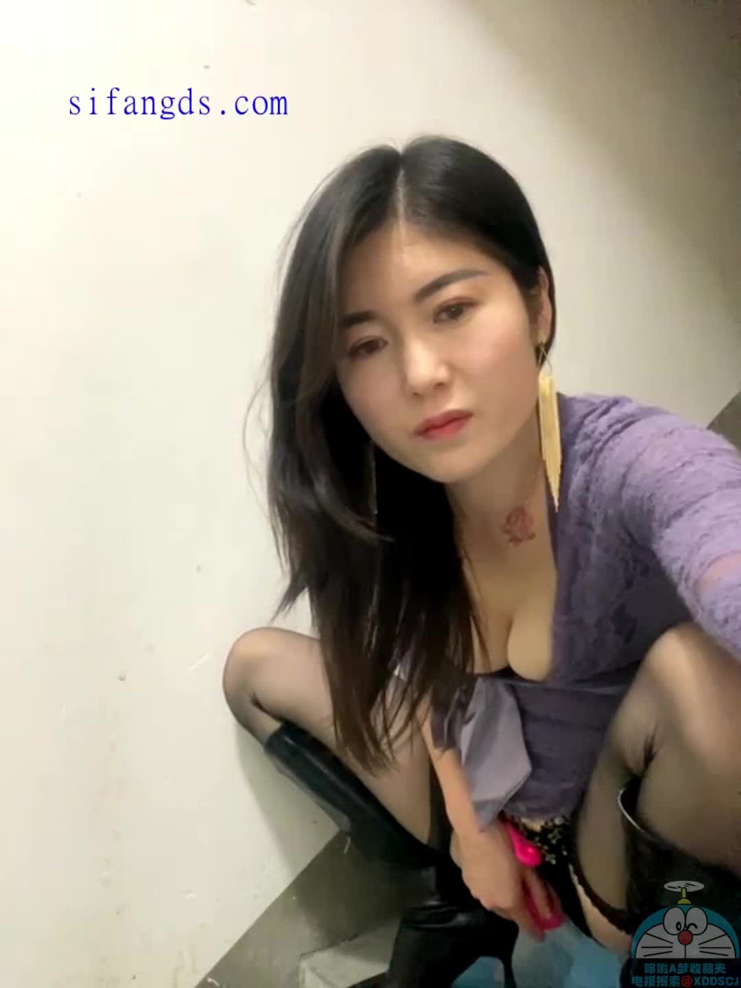 #熟女女人味十足，极品白虎熟女脸穴同框深情投入，楼道自慰喷水