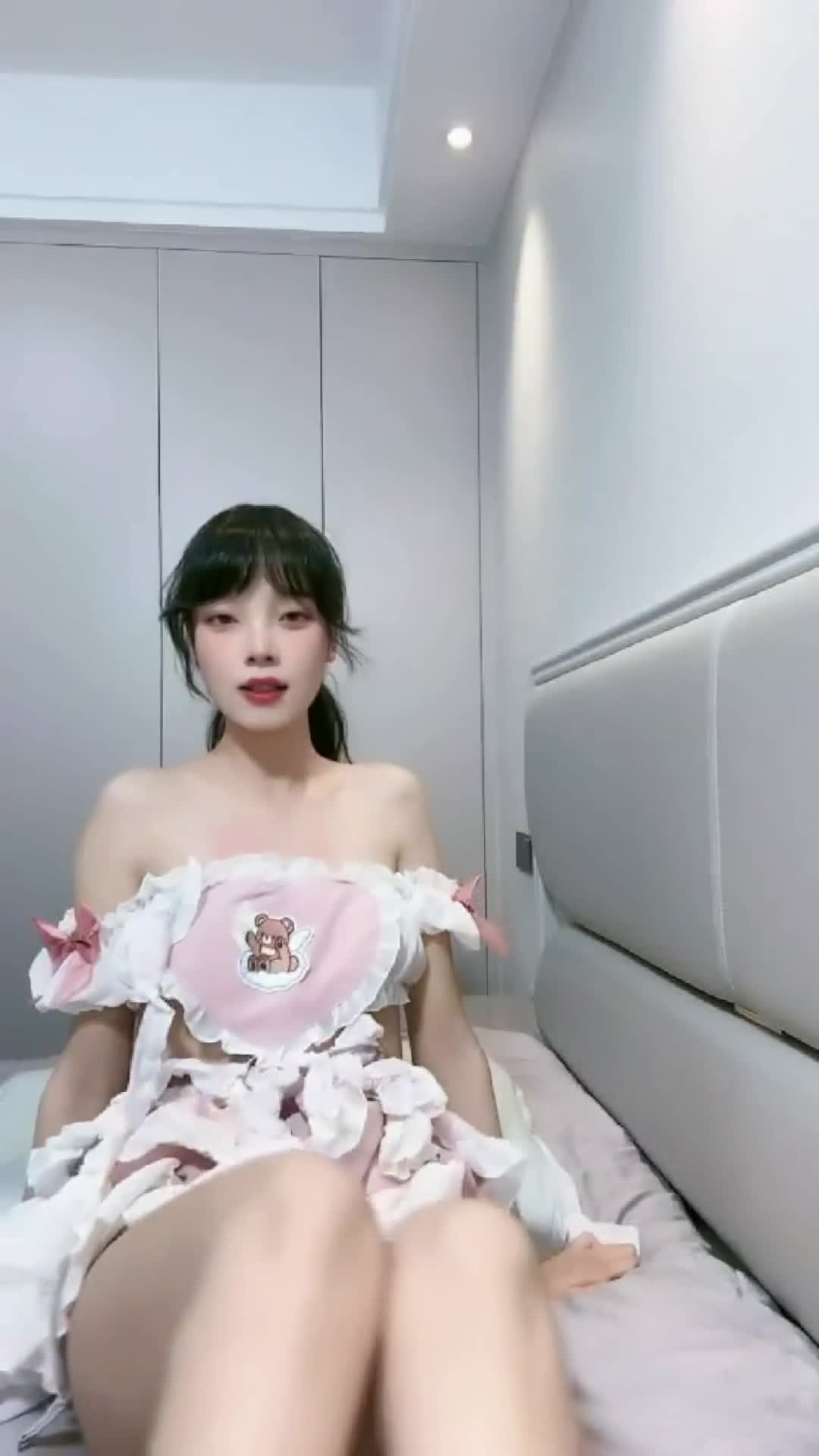 2048.vip-11月内购福利，白肤清纯反差骚妹【梦梦】重金一对一指挥调教，脸穴同框阿黑颜展示小母狗一面