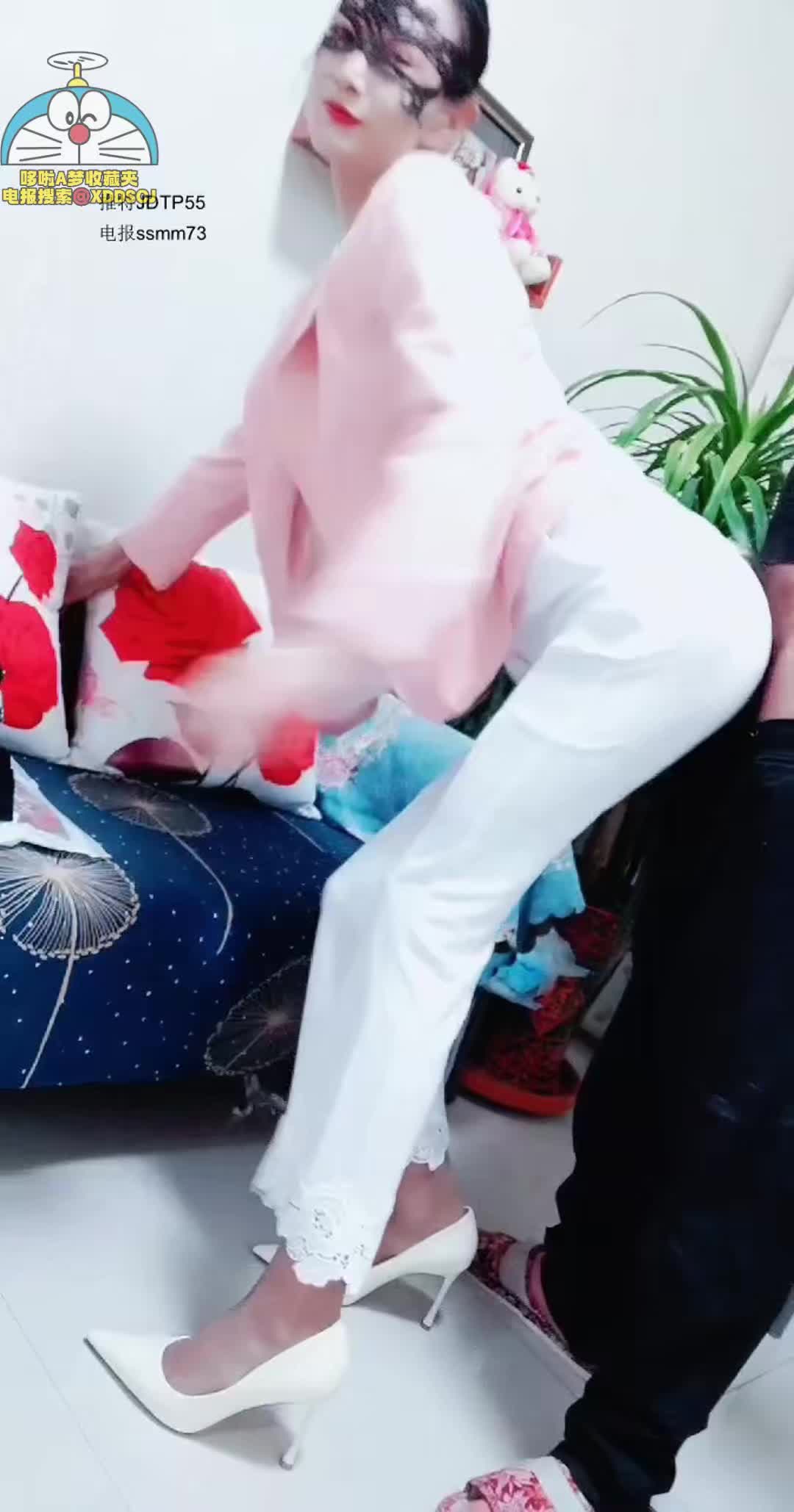 #熟女70后美妈妈 ·不惧时光优雅到老~ 今天妈妈的打扮美么，一袭笔挺西装，被弟弟从后面肏，好坏，内射妈妈！