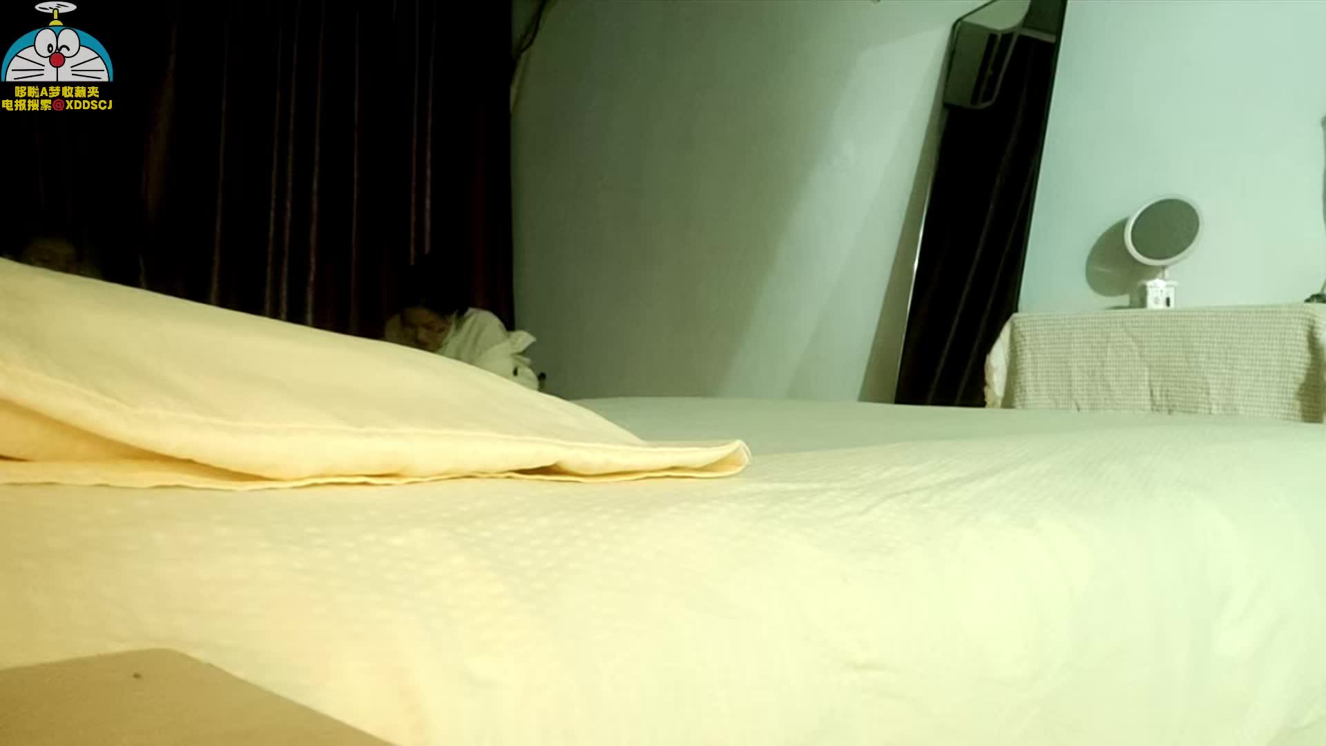 #人妻老哥约操熟女人妻，喝酒聊天调情，来兴致换算睡衣开操，埋头大屌插嘴，骑乘位后入一顿操