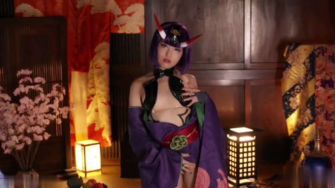 #巨乳 #反差 #无码 #国产 #嫩妹 她以醉魔的cosplay姿态向你温柔招手，那紧致诱人的身躯轻轻戏弄着你的感官，暧昧的眼神如丝般缠绕，点燃你内心的渴望，邀请你沉浸在这份热烈而迷人的互动中。点击下载同款APP 绝美母狗等你调教