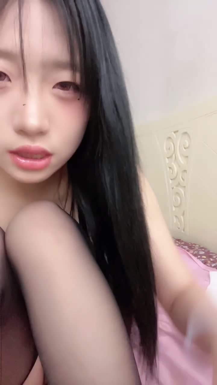 清纯新人主播自慰直播 极品清纯美女新人主播在家偷偷开启直播秀，性感妹子带着一丝羞涩展现诱人自慰福利，火辣身材让人欲罢不能，尽享这份私密激情！点击下载同款APP 绝美母狗等你调教