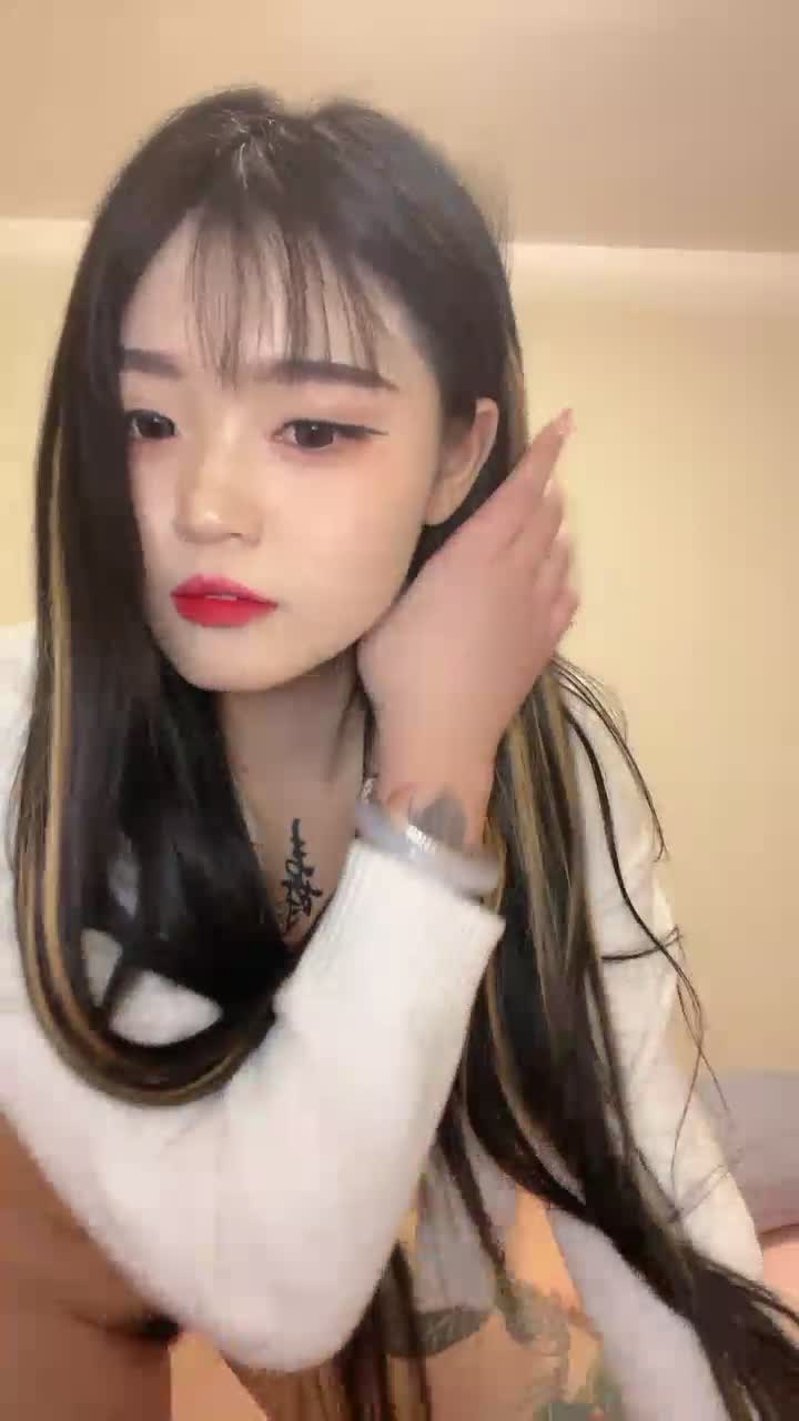 娇小可爱颜值高，好身材的小渣女全程露脸小秀，深夜陪狼友骚，互动狼友诱惑舞蹈，掰开骚穴看特写精彩刺激 #国产 #自拍偷拍