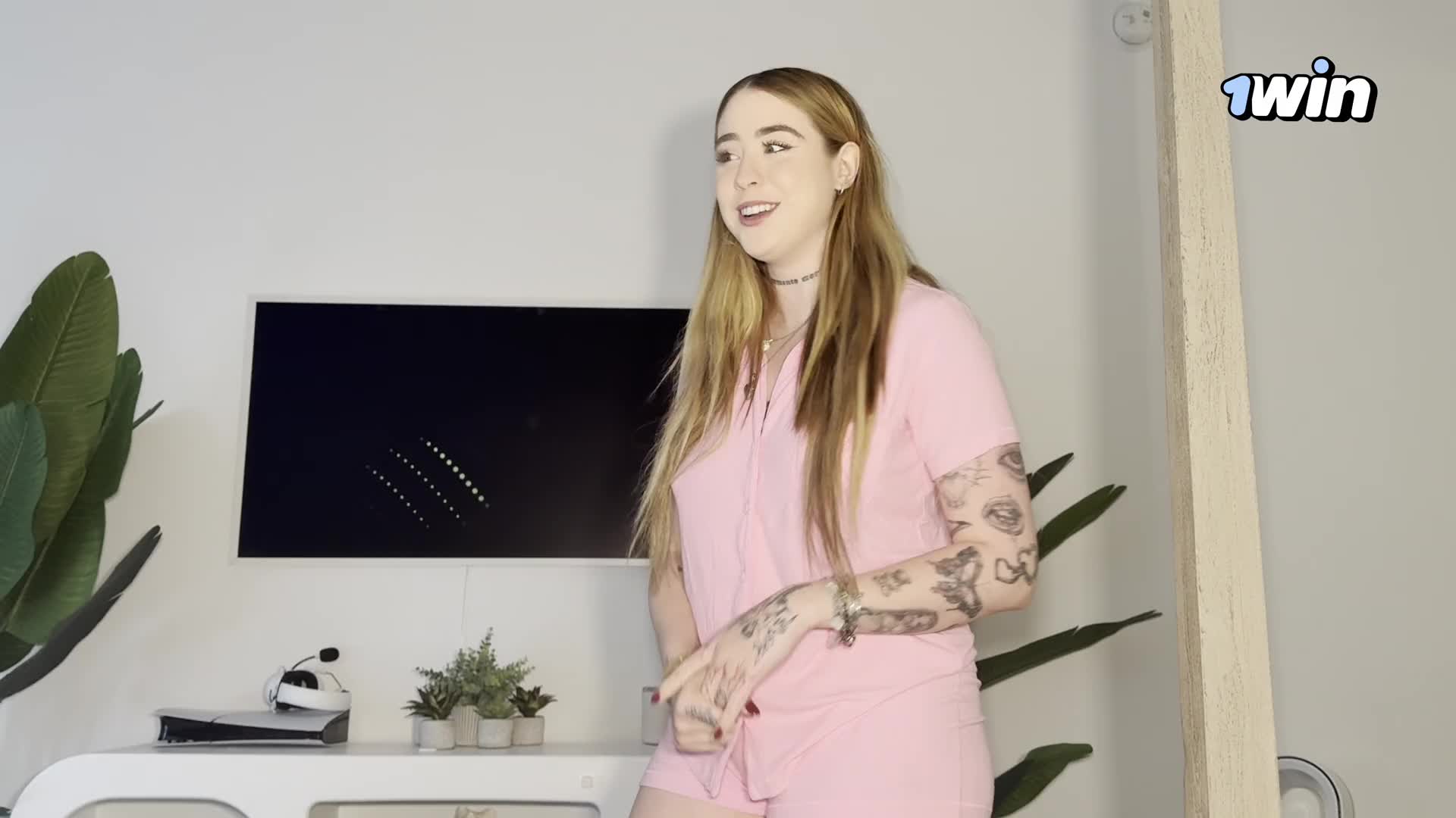 2048.hk@Prosexx Проснулся с утренним стояком, отсасываемым прекрасной зеленоглазой сводной сестрой