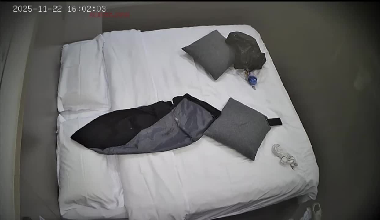 2048.vip-天眼偷拍 11-22 这小美女有点东西哟 里面直接大镂空渔网情趣内衣套装 这是直接准备好出来挨操的呀