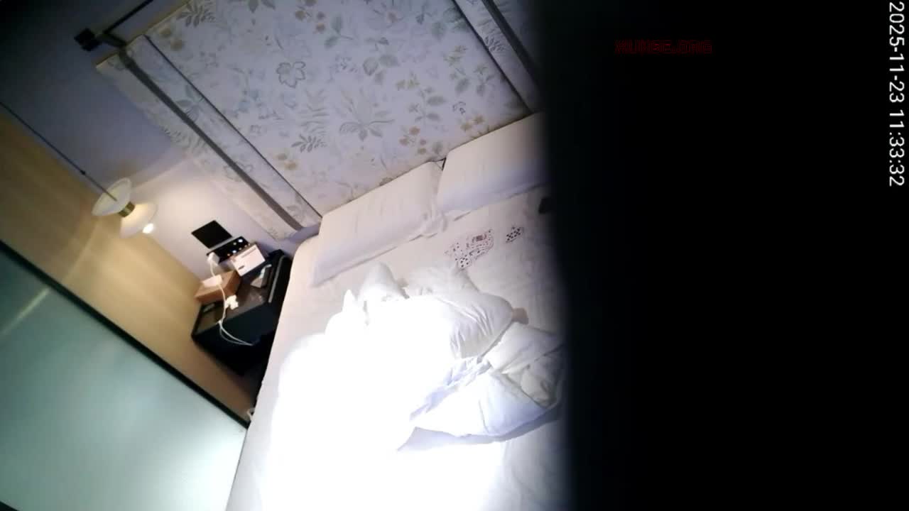 2048.vip-天眼偷拍 11-23 眼镜小美女好有气质 皮肤也好 男人实力有点差 不敢猛冲 就慢慢磨 恨不得我直接替他