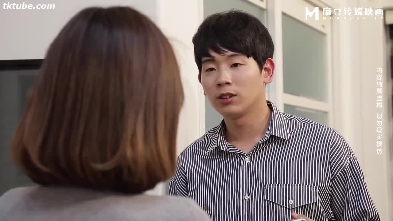 #巨乳 #热吻 #骚穴 #多汁 #小穴巧遇生活