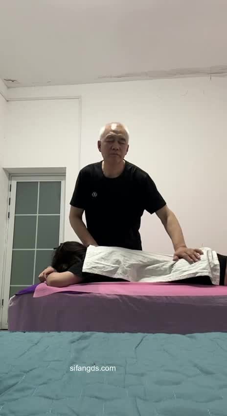 2048.vip-11月新品，露出小母狗勾引保安和按摩老头，完成主人任务，叫醒保安大爷，把老大爷都吓坏了