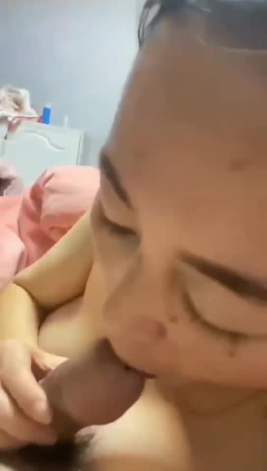 2048.vip-高颜值极品轻熟女 第一视角近距离感受其吞食鸡巴的滋味