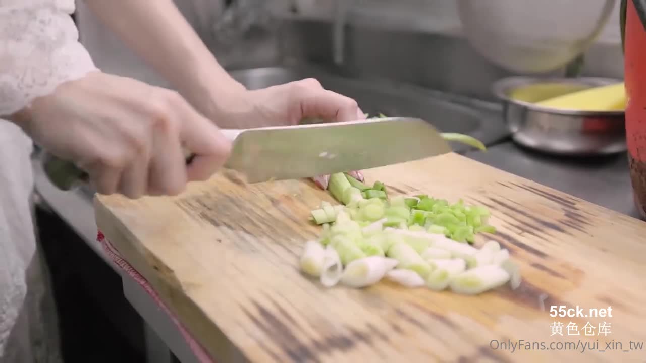 在餐廳廚房忙碌時廚師一直調戲老闆娘-辛尤里