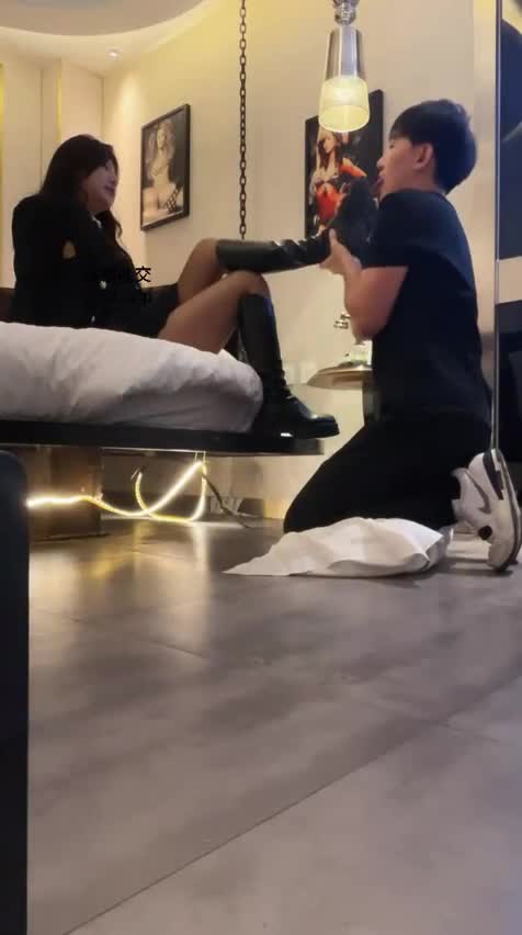 2048.hk@惠子TJ：看谁舔的快理长靴脏鞋底黑丝脚深喉踩踏踢裆2024-10-19