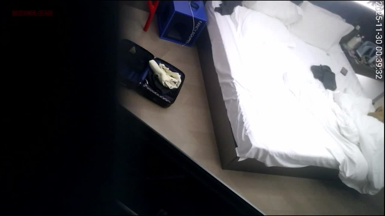 2048.vip-天眼1号房 11-30 短裤黑丝马丁靴的长发美女 前戏先给男友口交一波 衣服一脱 那身材简直绝了丰乳翘臀