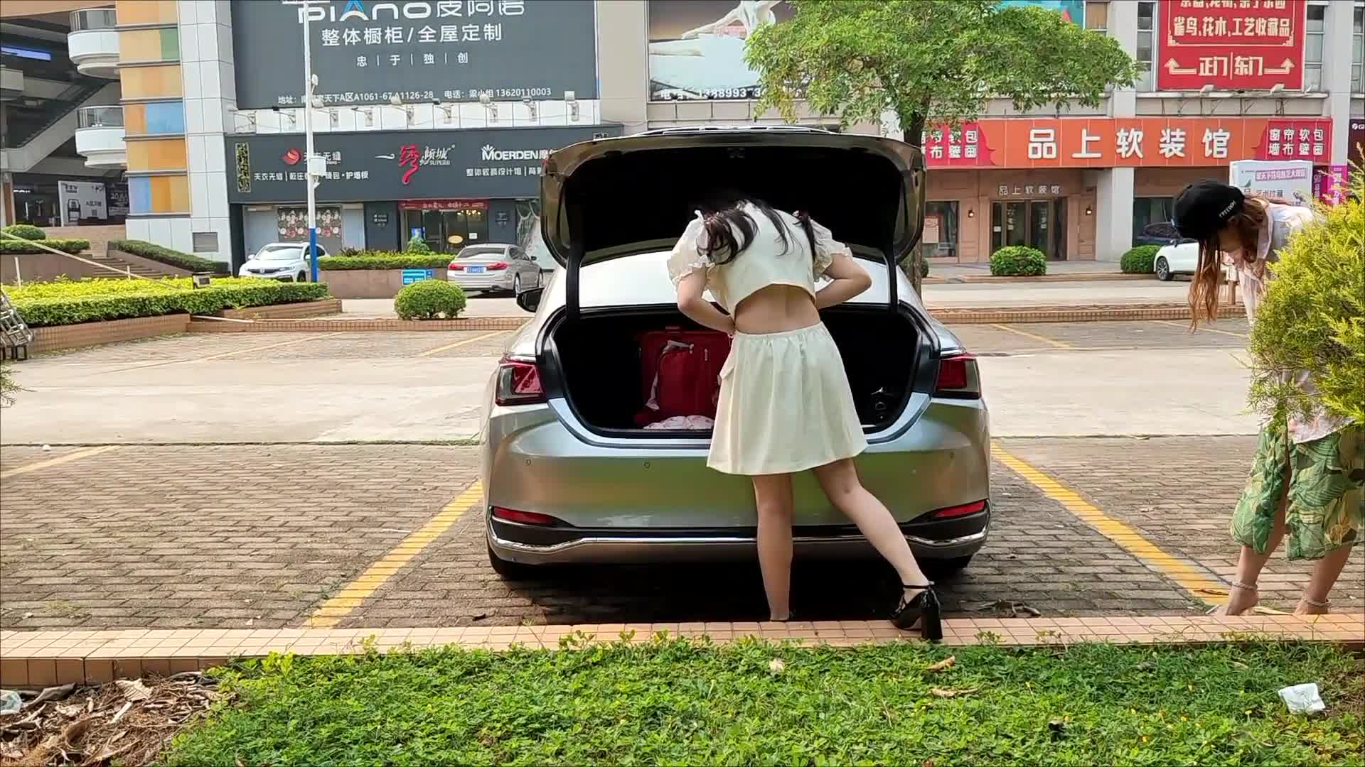 2048.vip-11月新品，重磅回归，开局就王炸，顶级露出【TonyJ和贝贝】付费(1)，无视走光疯狂极限露出男厕调教性爱