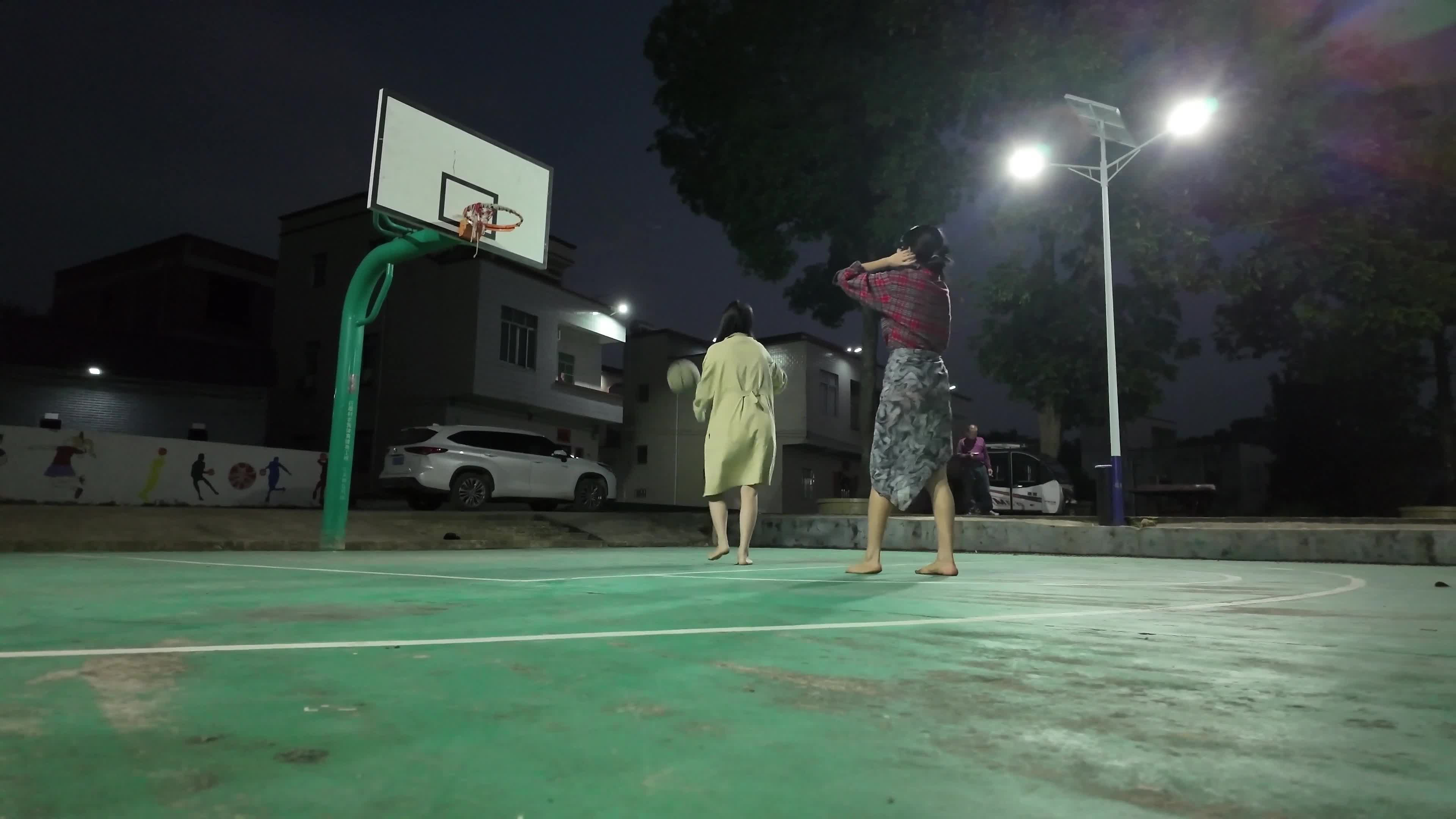 2048.vip-cikaimoonLiWaynix】大胆露出无视路人 打篮球泡温泉（7