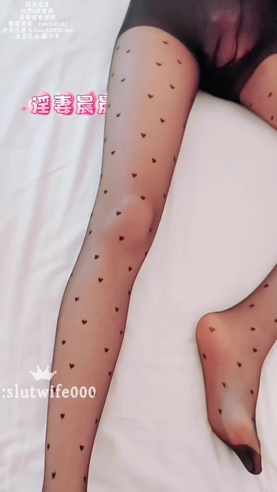 2048.vip-推特新晋绿帽博主，骚货人妻性欲极强「淫妻晨晨」换上波点丝袜跟楼下超市的胖胖老板，被暴力打桩，最后颜射