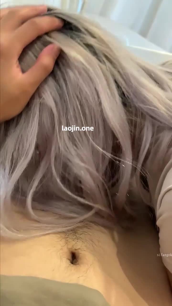 2048.vip-2025年12月最新，【原档泄密】，20岁学生妹，【吴佳仪】，被男友啪啪的小视频，蜜桃臀无套插入，水汪汪