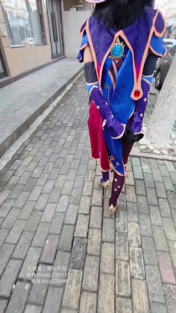 女朋友cos莫娜出门玩，谁知道回家后直接对着莫娜穴就是输出呢~黑丝足交真爽，直接射鞋底！ #软软兔 #原神 #莫娜 #福利姬 #后入 #足交