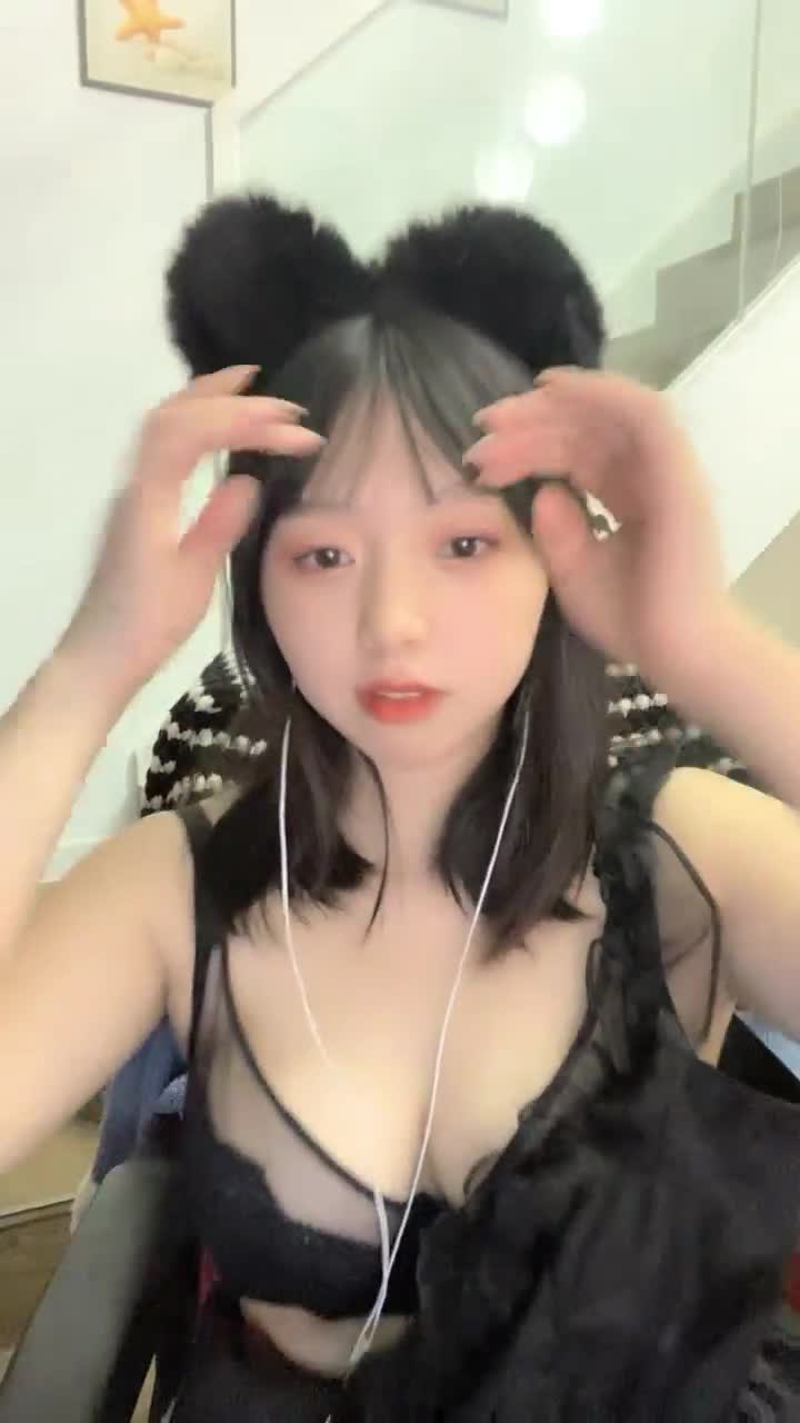 #直播 【性感荷包蛋】！G奶学生~20小时~这奶子超级大~！！本期包含地铁厕所自慰，看黄片自慰~！极品