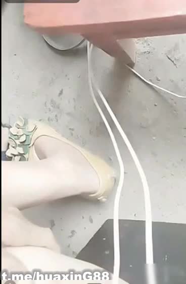 #直播 #巨乳 #猎奇 绝了，白嫩主播姐姐真的够拼勾引80岁大爷趴趴，你猜大爷是怎么射的！