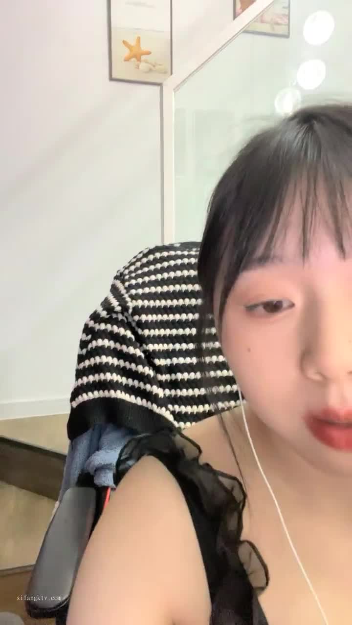 #直播 【性感荷包蛋】！G奶学生~20小时~这奶子超级大~！！本期包含地铁厕所自慰，看黄片自慰~！极品