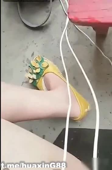 #直播 #巨乳 #猎奇 绝了，白嫩主播姐姐真的够拼勾引80岁大爷趴趴，你猜大爷是怎么射的！