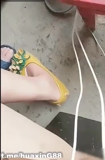 #直播 #巨乳 #猎奇 绝了，白嫩主播姐姐真的够拼勾引80岁大爷趴趴，你猜大爷是怎么射的！