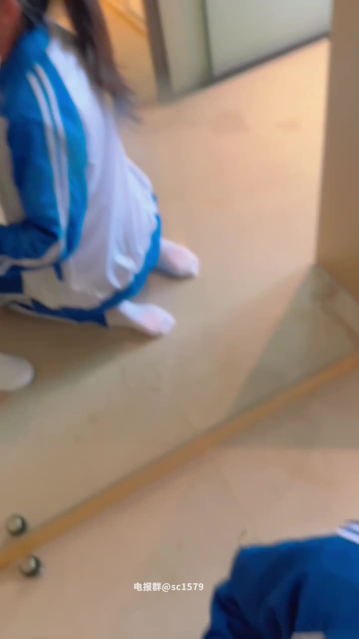 #一条肌肉狗 付费新作_“要鸡吧大的，鸡吧大就可以3p”，刚上了一个月的学妹，假期一开始就等不及的跟我在宾馆里翻云覆雨，嘴里的骚话比之前更加诱惑，腰臀比拉满的妹妹， 接受着肌肉狗的疯狂冲击，最后颤抖的小穴高潮不住，多视角完整版