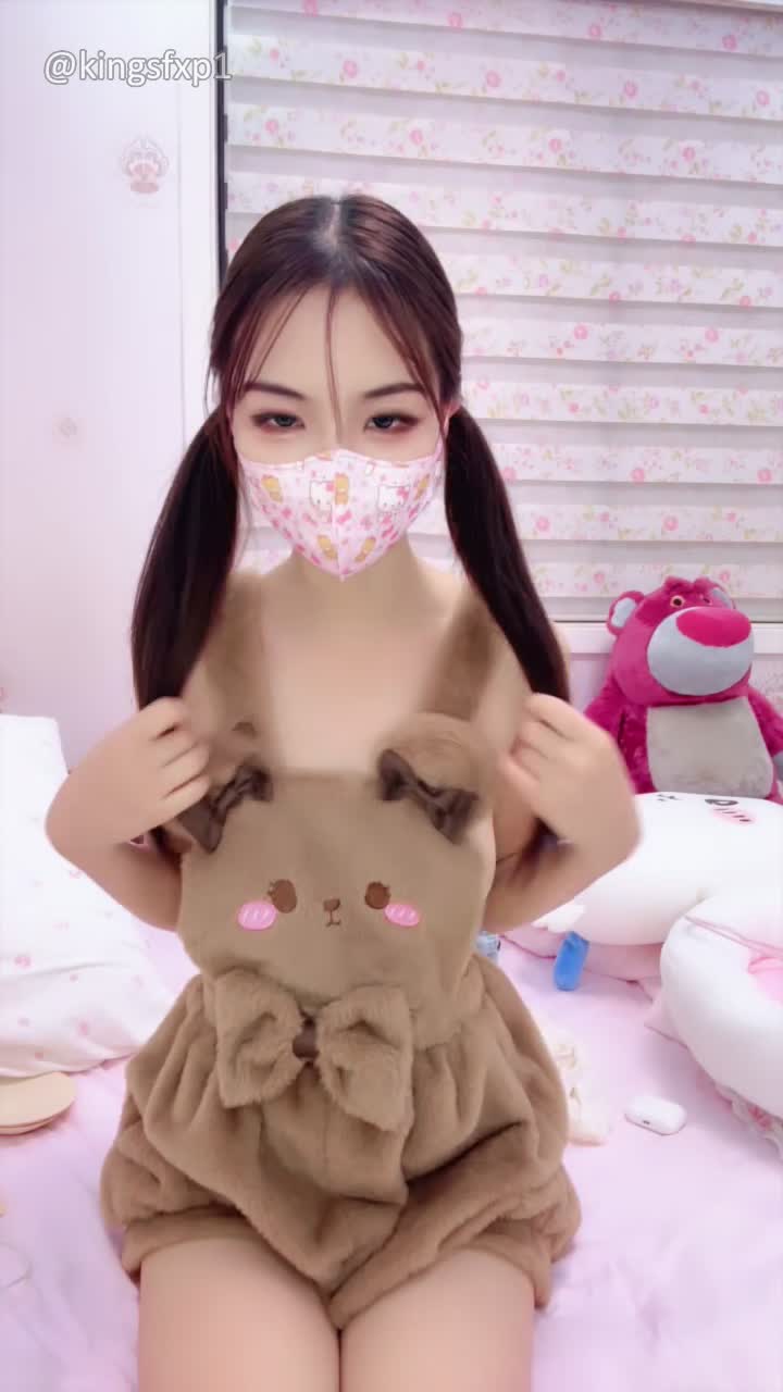 2048.vip-双马尾极品萝莉！【幼小七】白虎嫩逼嫩逼近距离掰给你看 穴穴超级粉嫩 娇小身材全裸很诱惑 超级漂亮