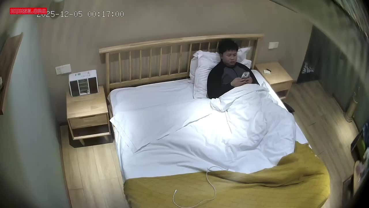 2048.vip-上帝视角 12-5 看起来忠厚地老实的男人玩得贼花 先让美女穿黑丝 再一手夹烟一手扣逼 操逼直接猛砸