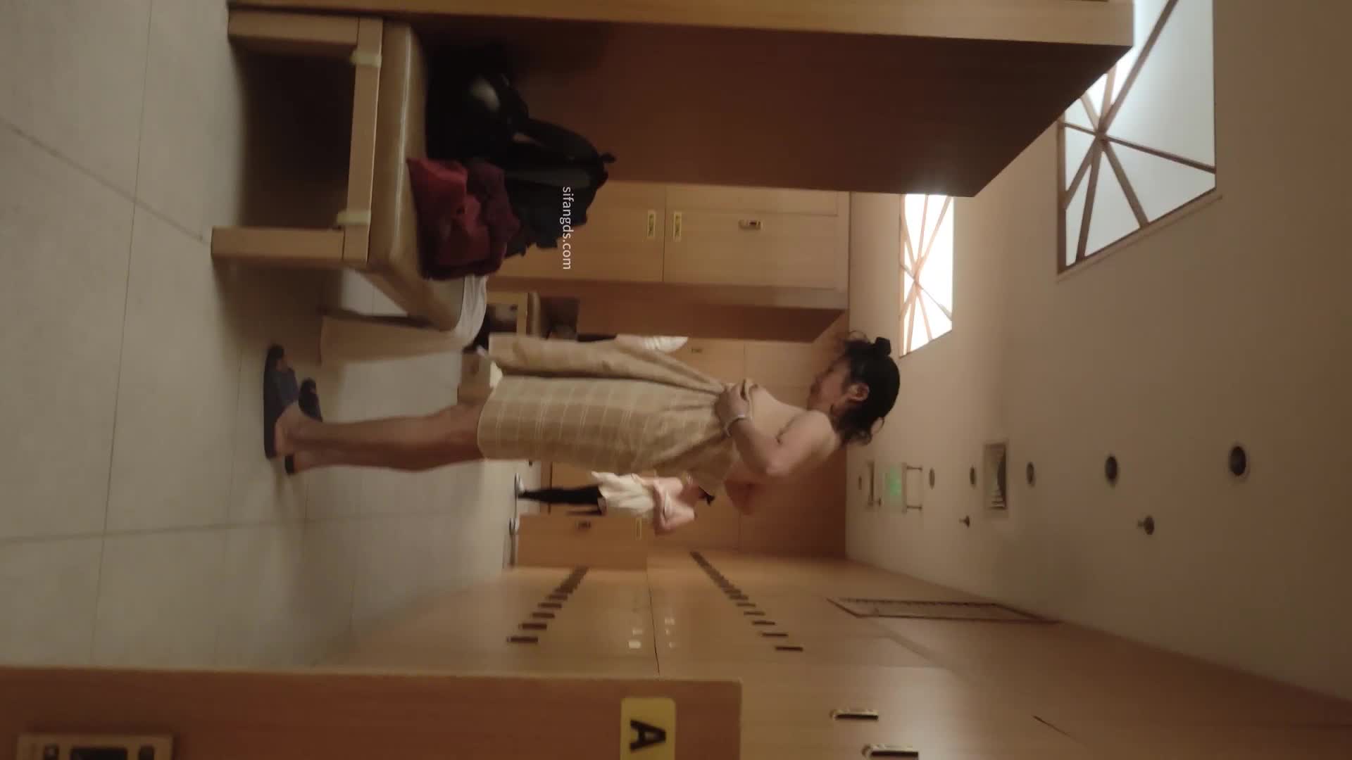 2048.vip-最新流出女主播【少女时代】 潜入温泉洗浴会所更衣室偷拍 极品身材颜值的小美女一对乳鸽太白嫩了