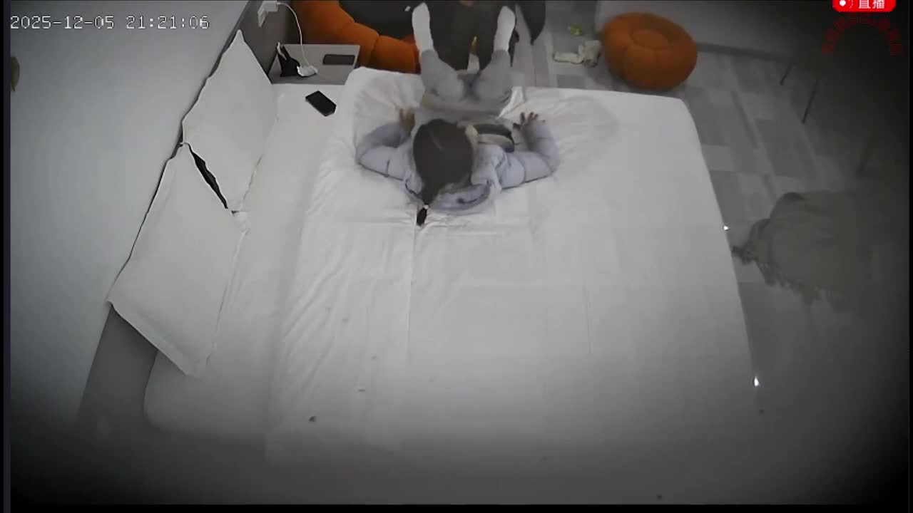 2048.vip-上帝视角 12-5 一对饥渴小情侣 进来衣服裤子都没脱先来一发 才开始换床单 换完没一会第二炮就开始了