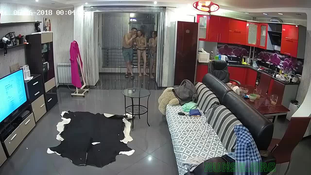 2048.vip-两对情侣合租一套公寓 日常的乐趣和消遣方式就是互换女友 站在窗台一起玩4P 家里开着灯 外面看得超清晰