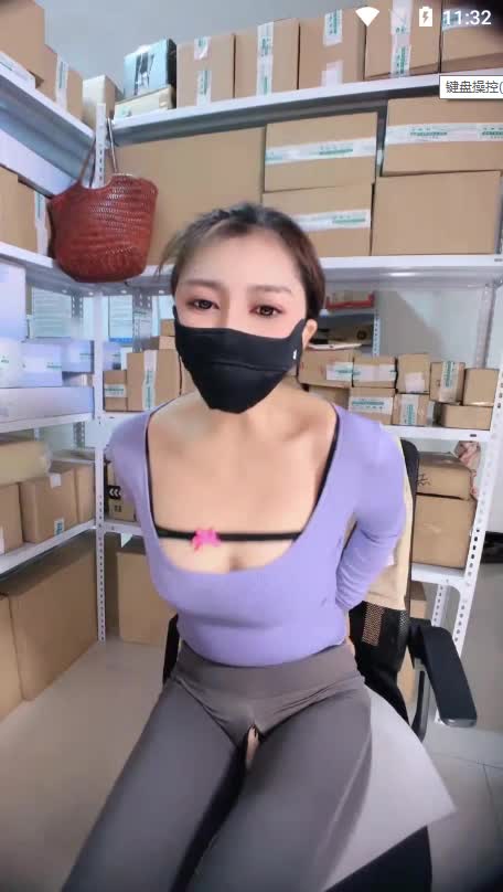 2048.vip-仓库管理员【林安安】最新上班直播 道具自慰高潮喷水 同事还在后边工作