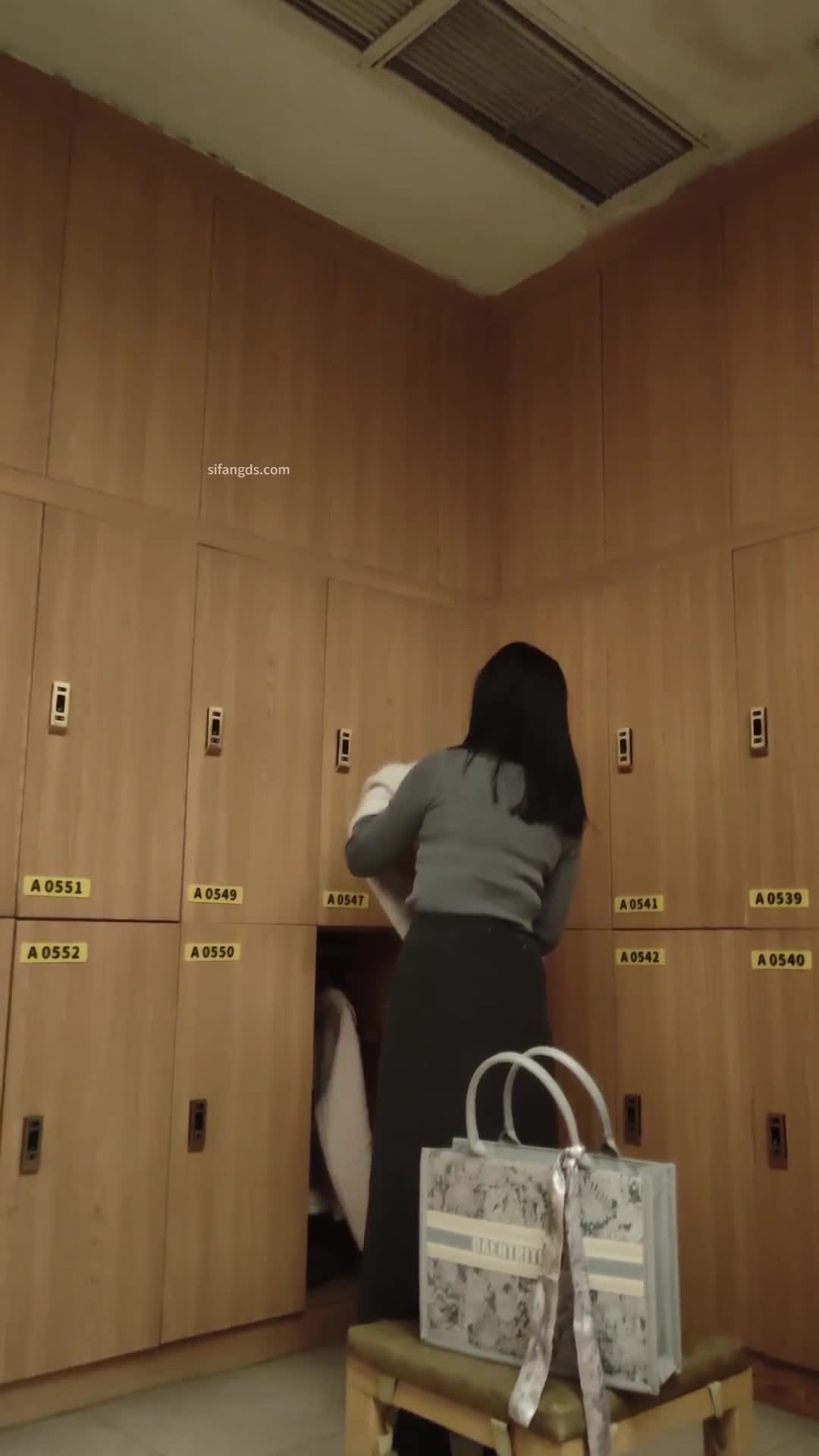 2048.vip-最新流出坑爹女主播【少女时代】潜入洗浴会所更衣室偷拍 明星脸的极品美女身材太好，直接腿玩年