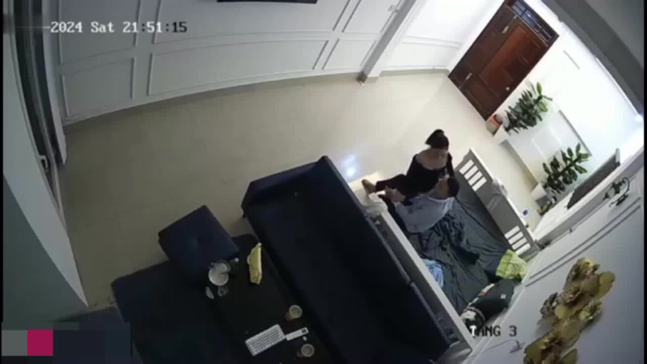 公司晚上加班，老板带上小秘书来到自己的办公室里打上一炮再下班，两人脱光衣服，小秘扒在床头，老板后入式疯狂插穴