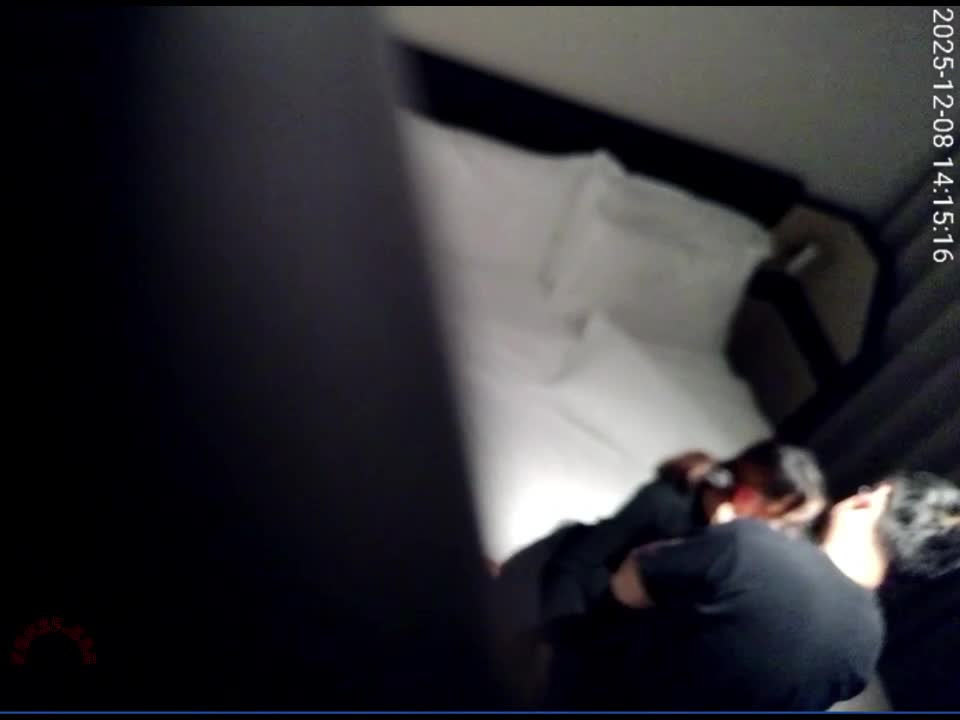 2048.vip-天眼37号房 12-8 学术型眼镜少妇跟师兄出来开房操 男人技术纯熟 光是手指都让少妇欲罢不能 少妇一脸满足