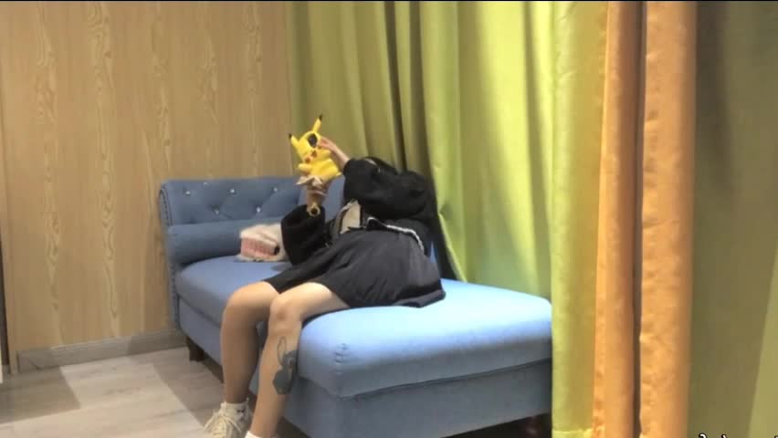 小哥约啪一位极品学生，还是一位穿着校服的小萝莉，跪在小哥面前舔鸡巴，被小哥各种姿势操快哭了