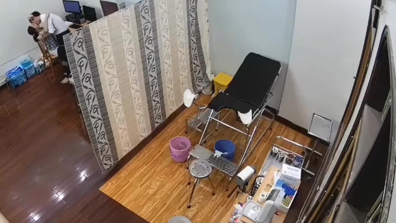 男医生与女患者在治疗室里面偷情，两人就在治疗室里面干了起来，女的坐在椅子上双腿张开，男医生鸡巴直插小穴
