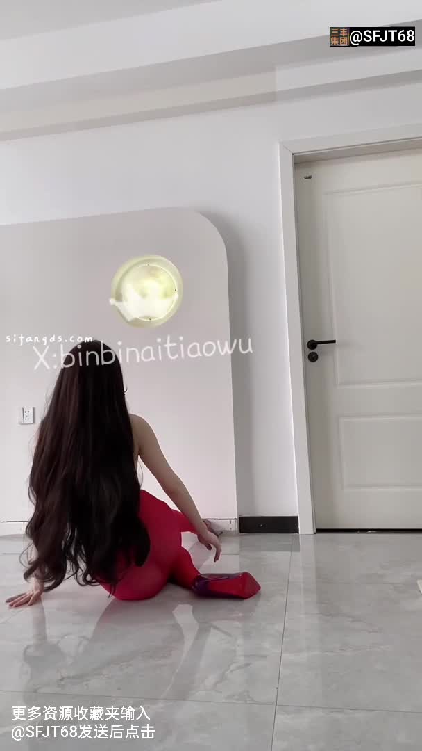 #binbinaitiaowu #自慰 #裸舞 #反差 长腿半露脸骚母狗，开裆连体红色丝袜，紫色高跟鞋，全身裸体在镜头面前近距离展示骚逼！【最新25部定制见置顶或评论区】