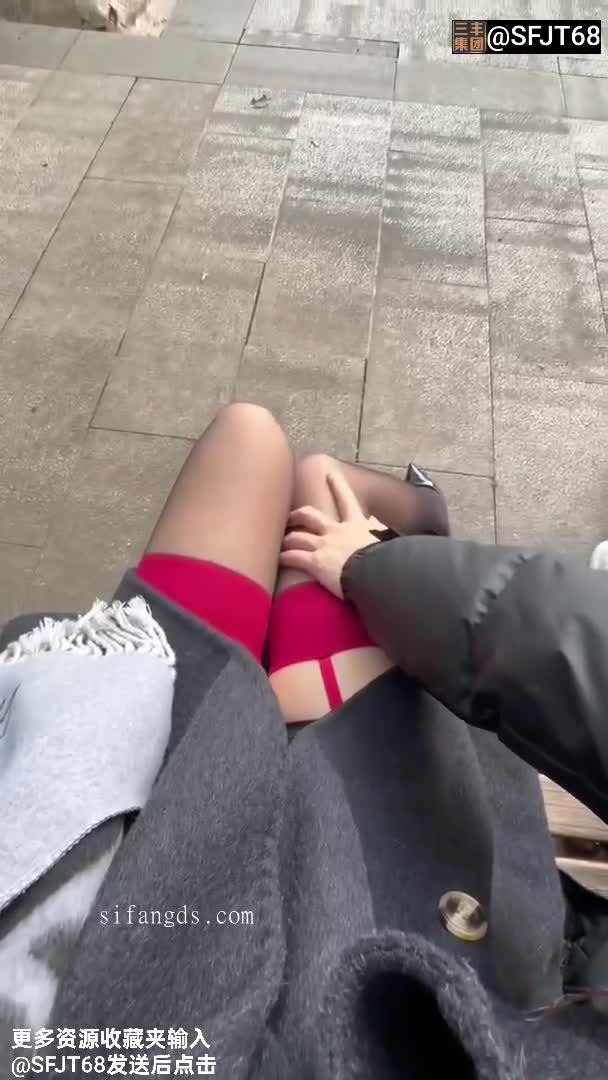 #叶娇娇 #露出 #露脸 #调教门槛长视频，反差长腿母狗，穿红边吊带黑丝，红底黑色高跟鞋，黑色风衣内穿红色蕾丝连体情趣，公园野战，不满足又去酒店啪啪！【全套84部长视频见置顶或评论区】